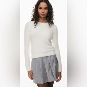 NWOT Aritzia Sunday Best Kitten Sweater
Fuzzy knit sweater Espace